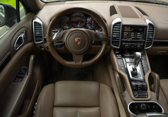 Подержанный автомобиль Porsche Cayenne 2013 года (12 фото)