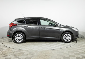 Подержанный автомобиль Ford Focus Hatchback 2017 года (4 фото)