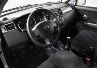 Подержанный автомобиль Nissan Tiida Hatchback 2013 года (9 фото)