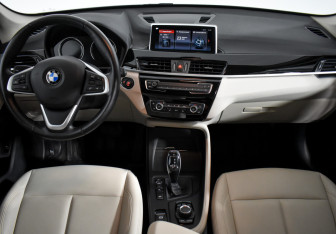 Подержанный автомобиль BMW X1 2020 года (15 фото)