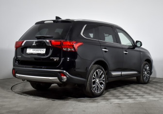 Подержанный автомобиль Mitsubishi Outlander 2018 года (5 фото)
