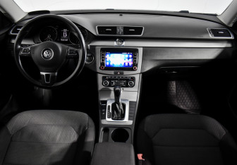 Подержанный автомобиль Volkswagen Passat Sedan 2011 года (14 фото)