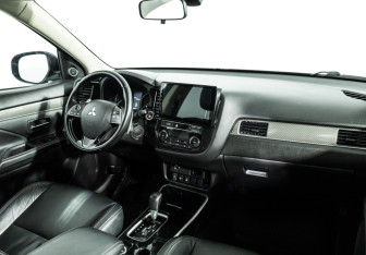 Подержанный автомобиль Mitsubishi Outlander 2019 года (9 фото)