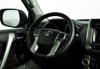 Подержанный автомобиль Toyota Land Cruiser Prado 2011 года (15 фото)