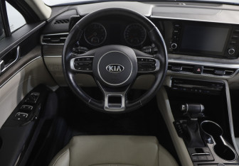 Подержанный автомобиль Kia K5 2020 года (10 фото)