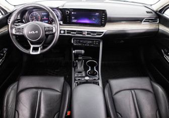 Подержанный автомобиль Kia K5 2022 года (10 фото)