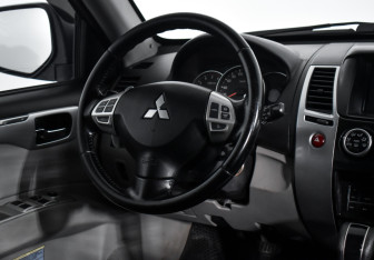 Подержанный автомобиль Mitsubishi Pajero Sport 2014 года (16 фото)
