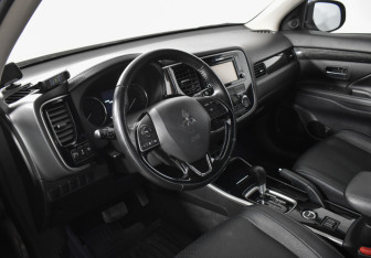 Подержанный автомобиль Mitsubishi Outlander 2017 года (9 фото)