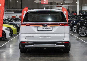 Подержанный автомобиль Kia Carnival 2020 года (11 фото)