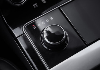 Подержанный автомобиль Land Rover Range Rover Velar 2017 года (25 фото)