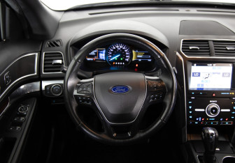 Подержанный автомобиль Ford Explorer 2019 года (10 фото)