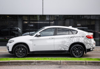 Подержанный автомобиль BMW X6 2013 года (9 фото)