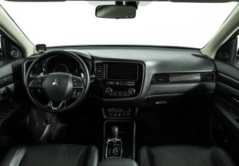 Подержанный автомобиль Mitsubishi Outlander 2018 года (13 фото)