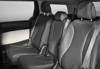 Подержанный автомобиль Kia Carnival 2021 года (11 фото)