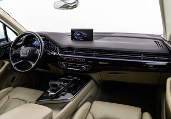Подержанный автомобиль Audi Q7 2015 года (11 фото)