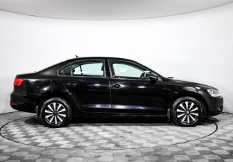 Подержанный автомобиль Volkswagen Jetta Sedan 2012 года (6 фото)
