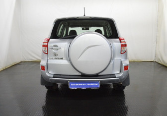 Подержанный автомобиль Toyota RAV4 2009 года (6 фото)
