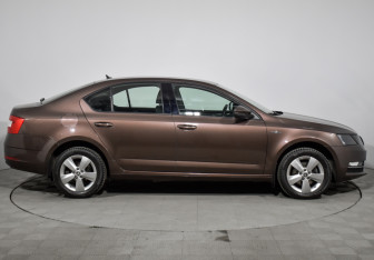 Подержанный автомобиль Skoda Octavia Liftback 2019 года (4 фото)