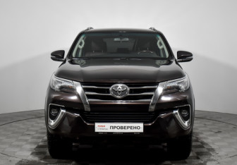 Подержанный автомобиль Toyota Fortuner 2020 года (2 фото)