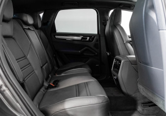 Подержанный автомобиль Porsche Cayenne 2018 года (32 фото)