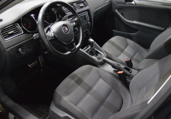 Подержанный автомобиль Volkswagen Jetta Sedan 2016 года (10 фото)