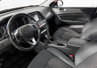 Подержанный автомобиль Hyundai Sonata 2018 года (9 фото)