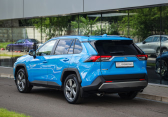 Подержанный автомобиль Toyota RAV4 2021 года (8 фото)