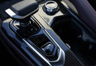 Подержанный автомобиль Geely Monjaro 2022 года (18 фото)