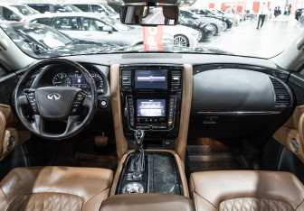 Подержанный автомобиль Infiniti QX80 2021 года (28 фото)