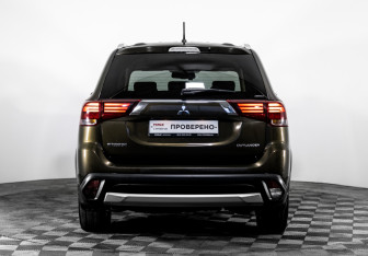Подержанный автомобиль Mitsubishi Outlander 2016 года (6 фото)