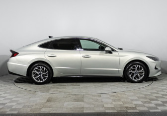 Подержанный автомобиль Hyundai Sonata 2020 года (4 фото)