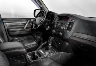 Подержанный автомобиль Mitsubishi Pajero 2011 года (14 фото)