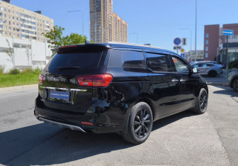 Подержанный автомобиль Kia Carnival 2018 года (4 фото)
