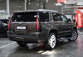 Подержанный автомобиль Cadillac Escalade Suv 2015 года (7 фото)