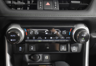 Подержанный автомобиль Toyota RAV4 2025 года (19 фото)