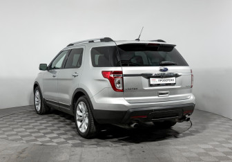 Подержанный автомобиль Ford Explorer 2014 года (7 фото)