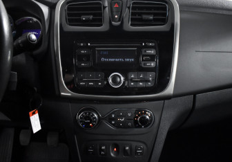 Подержанный автомобиль Renault Sandero 2016 года (15 фото)