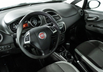 Подержанный автомобиль Fiat Punto Hatchback 2012 года (11 фото)