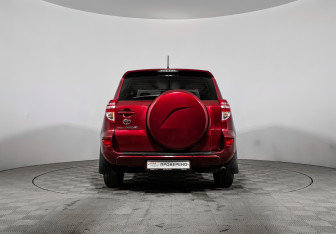 Подержанный автомобиль Toyota RAV4 2010 года (6 фото)