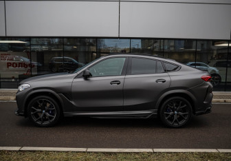 Подержанный автомобиль BMW X6 2022 года (7 фото)