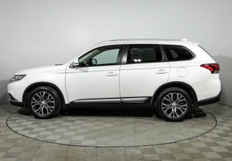 Подержанный автомобиль Mitsubishi Outlander 2017 года (8 фото)
