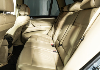 Подержанный автомобиль BMW X5 2007 года (10 фото)