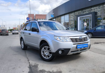 Подержанный автомобиль Subaru Forester Suv 2010 года (3 фото)