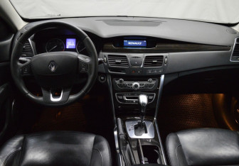 Подержанный автомобиль Renault Latitude 2010 года (13 фото)