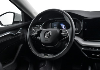 Подержанный автомобиль Skoda Octavia Liftback 2022 года (15 фото)