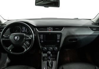 Подержанный автомобиль Skoda Octavia Liftback 2013 года (14 фото)