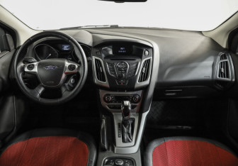 Подержанный автомобиль Ford Focus Hatchback 2013 года (10 фото)