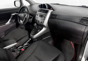 Подержанный автомобиль Toyota Verso 2010 года (12 фото)