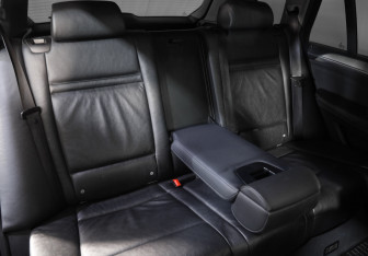 Подержанный автомобиль BMW X5 2010 года (27 фото)