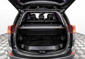 Подержанный автомобиль Toyota RAV4 2013 года (21 фото)